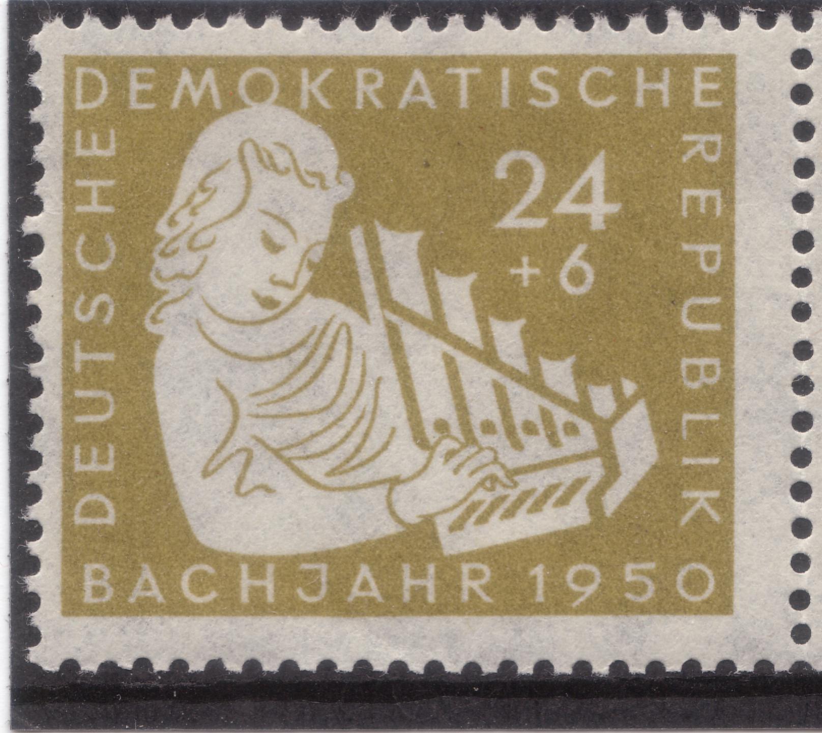 200. Todestag von Johann Sebastian Bach - Mädchen mit einer Handorgel aus dem Mittelalter