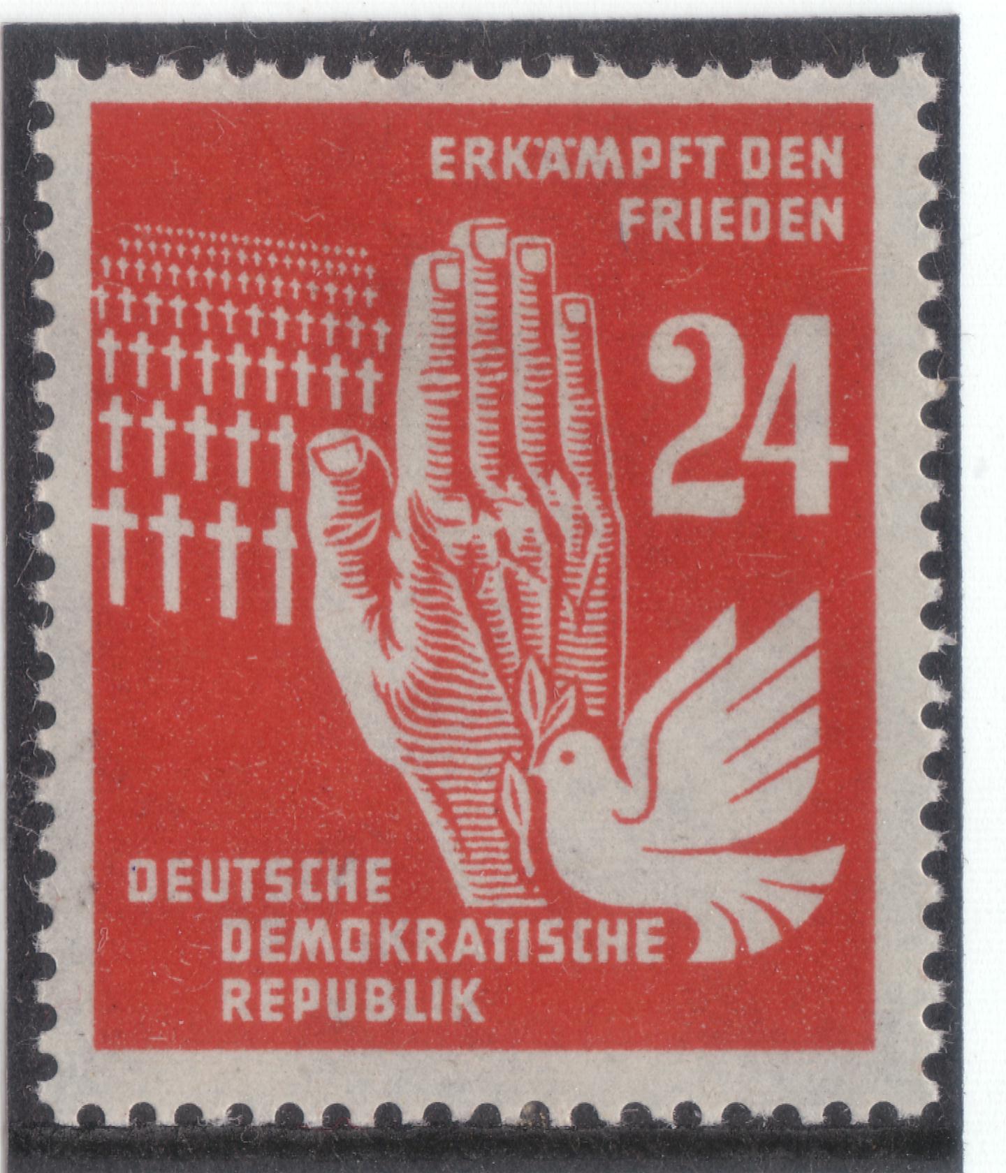 Kampf für Frieden 1950 - Friedenstaube und Hand vor einem Soldatenfriedhof