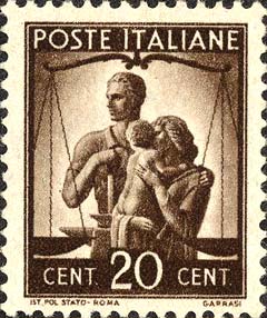 Democratica - Coppia con bambino e bilancia della giustizia