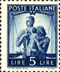 Democratica - Coppia con bambino e bilancia della giustizia