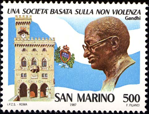 Società basata sulla non violenza - Palazzo del governo e busto di Gandhi