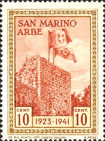 Rückgabe der Fahne an die Insel Rab - Fahnen von San Marino und Italen auf dem Gajarda - Turm in Rab