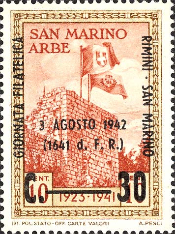 Internationale Briefmarkenausstellung, Rimini - Fahnen von San Marino und Italen auf dem Gajarda - Turm in Rab