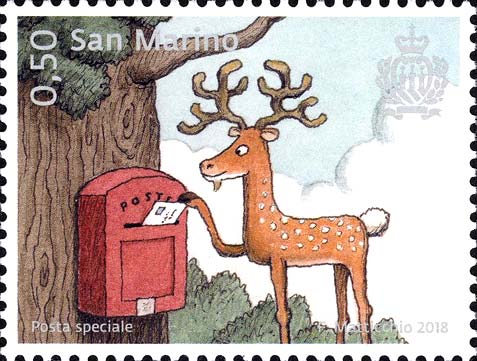 Daino che imbuca una busta in una cassetta postale in mezzo al bosco