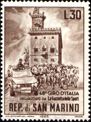 Radtour durch Italien - Regierungsgebäude und Radfahrer