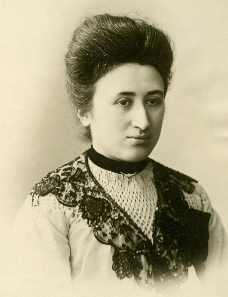 Rosa Luxemburg - Von de:Karl Pinkau (1859–1922) - https://www.dhm.de/lemo/bestand/objekt/ba106824, Gemeinfrei, https://commons.wikimedia.org/w/index.php?curid=123132261