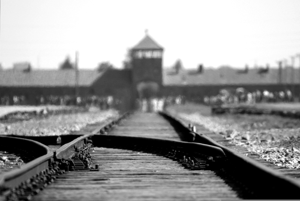 Eisenbahnscheinen vor dem Haupttor von Auschwitz-Birkenau - Bild von Ron Porter auf Pixabay